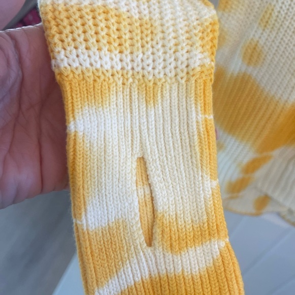 Women’s tie dyed sweater crewneck. Yellow-white. Size L. Thumb holes!! Cute! - Picture 6 of 6